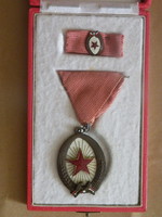 A Munka Érdemrend bronz fokozata kitüntetés dobozában, igazolvánnyal, kiadva 1975. április 4.- én