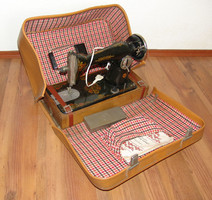 Union pedal sewing machine in a suitcase - with all accessories - old but functional!