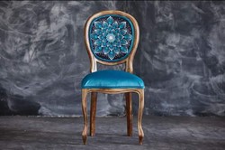 Egyedi mintás, színes mandalákkal díszített székek eladók