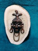 Antler pin with African mask (592)