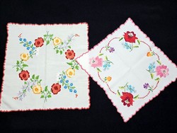 2 db Kalocsai mintával hímzett terítő 38 x 36 és 33 x 31 cm