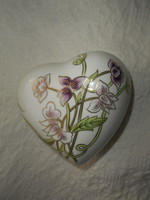 Zsolnay heart-shaped porcelain bonbonier box with gold contour pattern, butter color