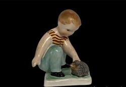 Ritka festésű Bodrogkeresztúri sünit simogató fiú, kerámia, 10 cm.