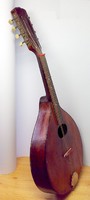 Egy régi felújításra szoruló mandolin, hobbisoknak, műkedvelőknek.