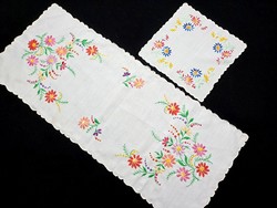 2 db Margaréta virág mintával hímzett terítő, futó 74 x 31 és 24 x 24 cm