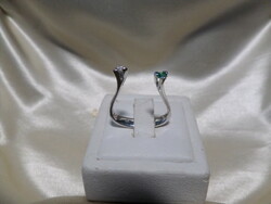 Modern fehér arany gyűrű smaragddal és brillel
