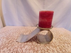 Bent aluminum candle holder with cylindrical candle 20x20 cm