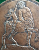 Pató Róza: Szerelmes Kentaur, 2004, bronz dombormű, relief, 161 mm