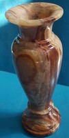 Ónix-márvány váza. Mag.: 25,5 cm.