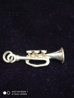 Ezüst (925) trombita medál.