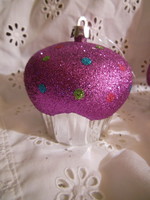 MUFFIN - 8 x 8 cm - FÜGGESZTHETŐ - VASTAGON CSILLÁMOS - NÉMET - HIBÁTLAN