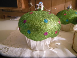 MUFFIN - FÜGGESZTHETŐ - 8 x 8 cm - VASTAGON CSILLÁMOS - NÉMET - HIBÁTLAN