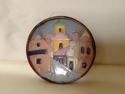 Jelzett kicsi mázas kerámia tálka fali dísz tányér Ligeti Erika Szentendre házak utcakép 8 cm