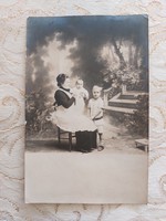 Régi babafotó vintage csoportkép hölgy gyerekekkel