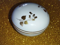 Arany díszítésű porcelán ékszertartó