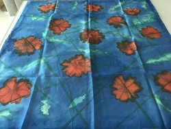 Kézzel festett selyemkendő ragyogó kék alapon piros virágokkal, 90 x 88 cm