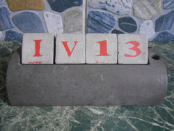 Öröknaptár asztali írószertartó levélnehezék beton 20*10*7 cm
