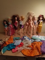 9 db Barbie baba és ruhák