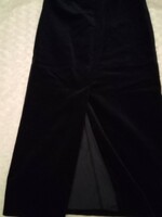 Velvet skirt with slits at the back