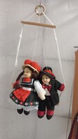 Porcelán fejű népviseletes hintázó babák, 13 cm-13 cm kalapok nélkül