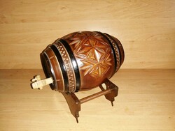 Old carved wooden barrel (6p)