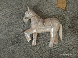 Gyöngyház berakásos ló, dekoratív dísztárgy