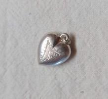 Klasszikus antik szív alakú vésett ezüst medál.