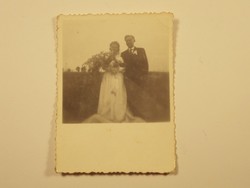 Régi fotó fénykép - Esküvő, vőlegény, menyasszony, virágcsokor, mező, rét - 1940-1950-es évek
