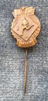 Munkára Harcra kész jelvény 1953-ból Rákosi-címerrel