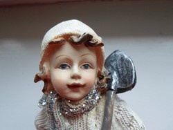 Bájos, havat lapátoló gyermek figura, dísz  16 cm