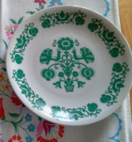 Plain wall plate with peacock pattern