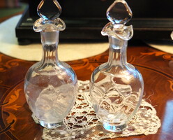 Két parfőmős üveg, csiszolt dugóval