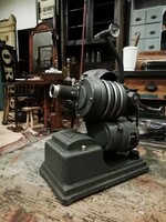Filmvetítő, 8 mm-es mozgófilm vetítő a 20. század közepéről, ATAS márkájú eredeti dobozban