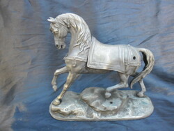 Bronzból készült, nagyméretű, aprólékosan kidolgozott ló szobor. Körülbelül 4 kg a súlya!