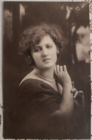 Cca. 1920/Papp Rezső műtermében készült Antik fotó képeslap/fiatal hölgy gyöngysorral