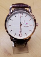 Tommy Hilfiger 4434 Watch Aranyozott tokban, krokodil mintás varrott bőr szíjjal.
