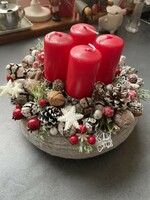 A unique advent wreath with a classic color combination