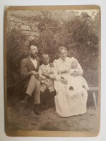 Cca. 1900 körüli /Egy kedves családot kisbabával ábrázoló kemény hátú antik fénykép/fotó 18x13 cm