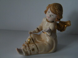 Porcelán ülő angyal aranyozott szárnyakkal
