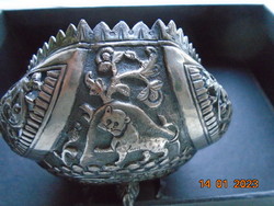 Antik ezüst KARACHI-CUTCH (Pakisztán)áttört tál 3 lábon repoussé oroszlán,elefánt és láma figurával