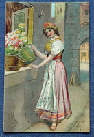 Antik arannyal préselt üdvözlő litho képeslap  virágot locsoló hölgy