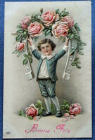 Antik dombornyomott üdvözlő litho képeslap kisfiú hatalmas szerencsepatkóval rózsák