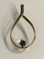 Aranyozott medál onix kővel, 2,5 x 1,3 cm