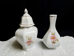 2 db Hollóházi porcelán: urna váza tetővel és váza