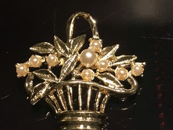 Aranyozott virágkosár alakú bross apró gyöngyökkel díszítve, 4 x 4 cm