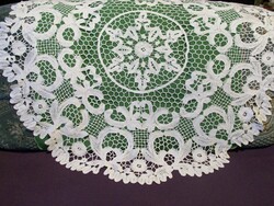 Nice large green lace tablecloth with a diameter of 118 cm