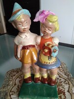 Komlós gyermek figurái, a kislány fején ritka virágtartó kialakítással a 1930-as évekből!