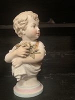 Fiú virág csokorral porcelán antik