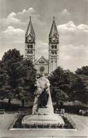 173  --- Futott képeslap   Nyíregyháza Rk.templom a Kossuth szoborral