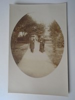 D192932 Régi fotó  Győr?  1910k   Parkban sétáló urak